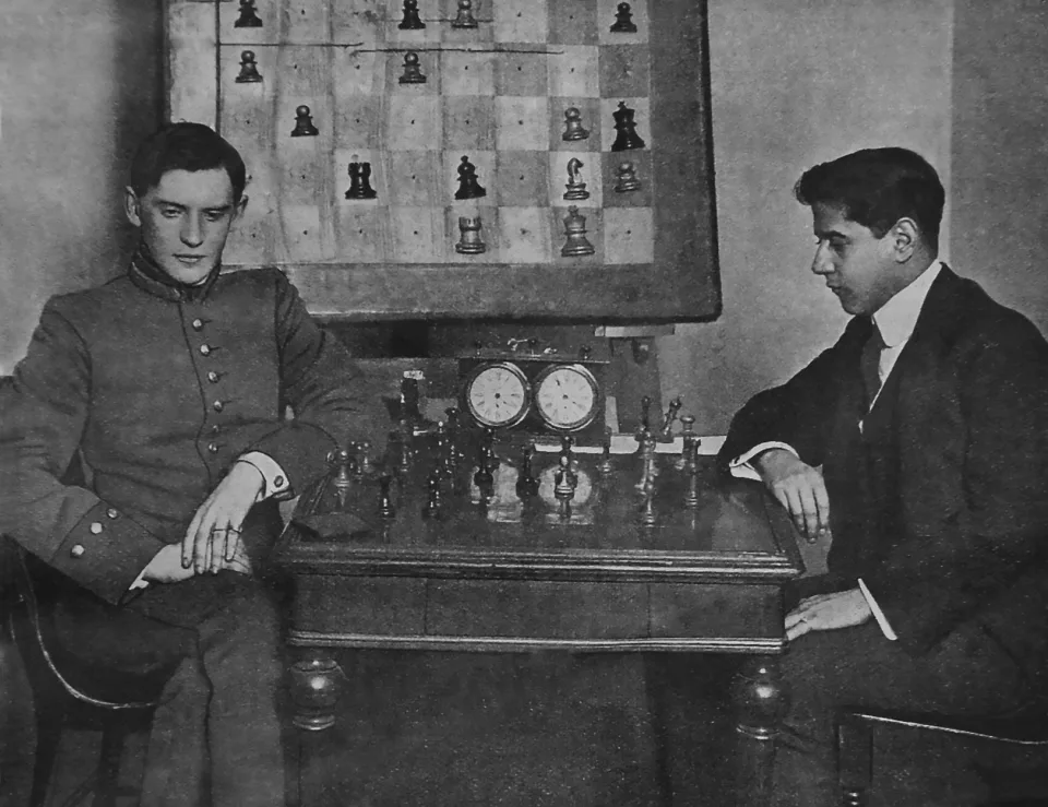 Ο Capablanca και ο Alekhine παίζουν στην Αγία Πετρούπολη το 1914