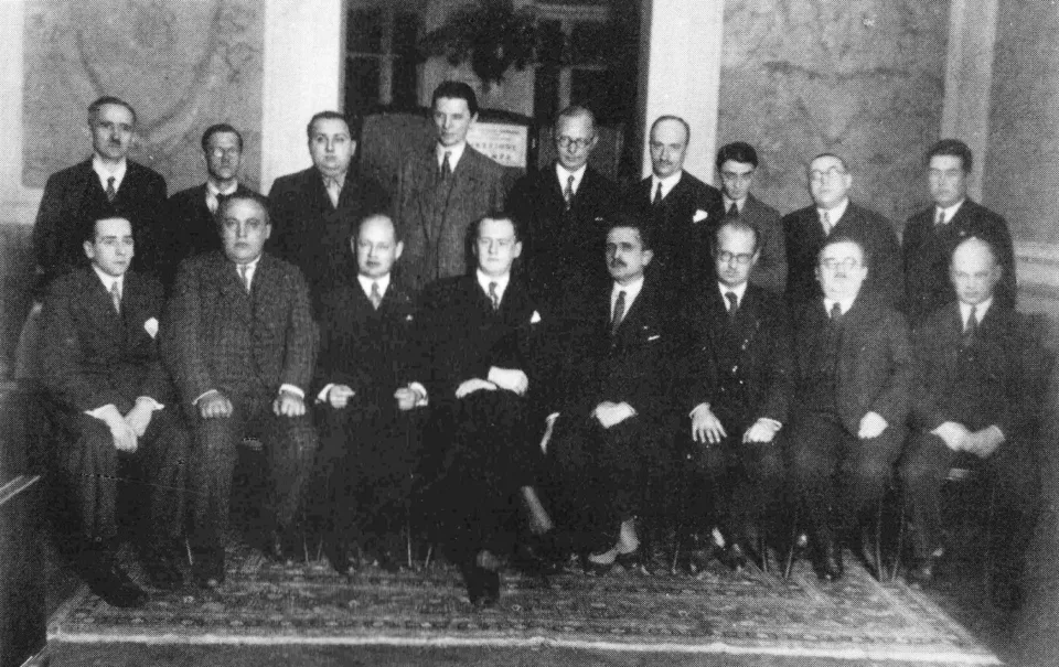 Ομαδική φωτογραφία των σκακιστών του San Remo 1930 σε δύο σειρές