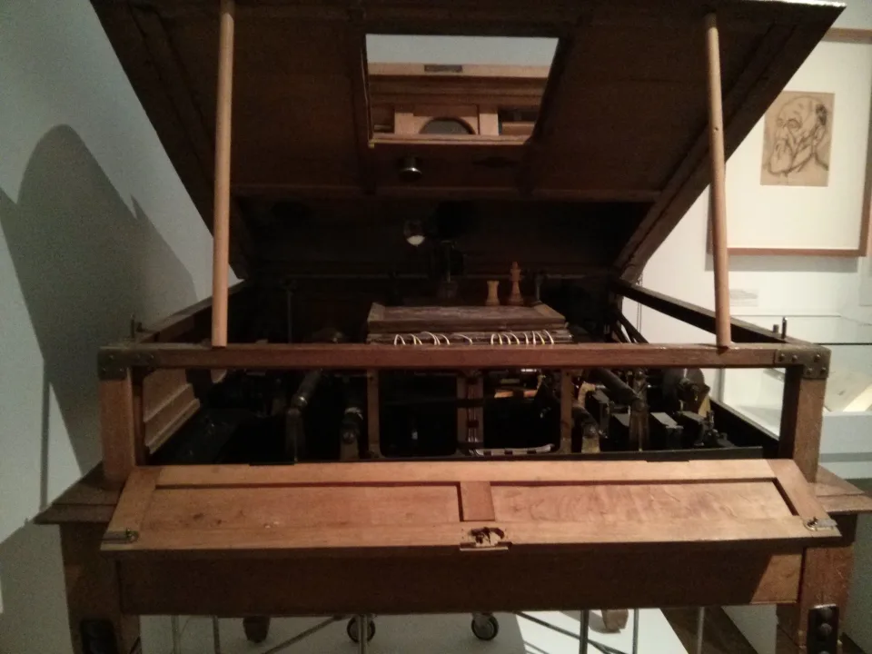 Ο μηχανισμός του αυτόματου El Ajedrecista σε προθήκη μουσείου, με το καπάκι ανοιχτό