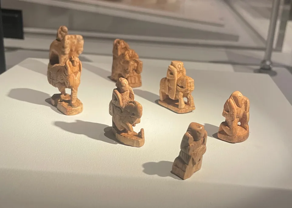 Επτά μικροσκοπικά ελεφαντοστέινα ειδώλια σε προθήκη μουσείου