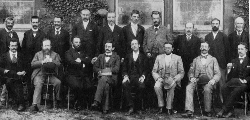 Ομαδική φωτογραφία των συμμετεχόντων του Hastings 1895 σε δύο σειρές